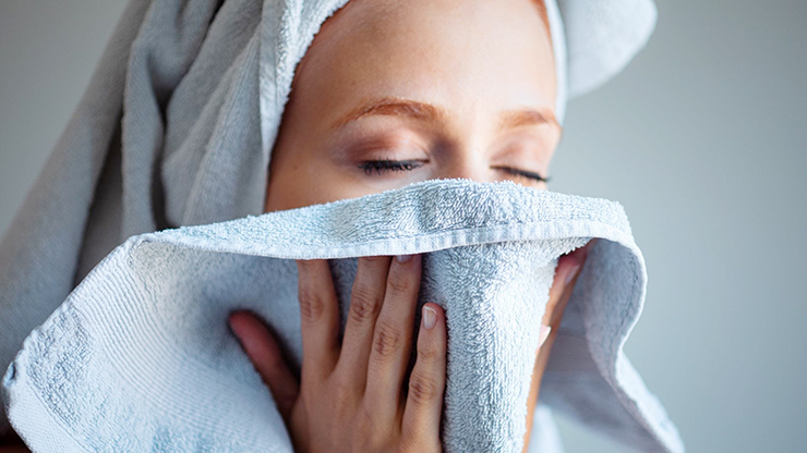 4 razones por las que jamás deberías secarte la cara con una toalla (aunque  la laves)