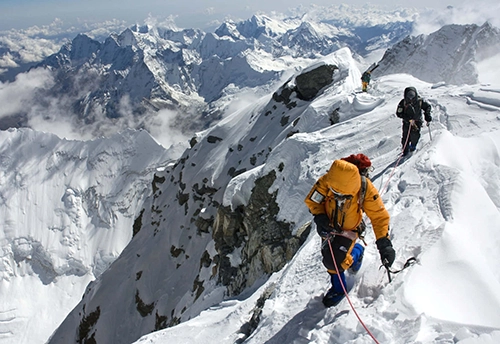 スタイリッシュにエベレストを制覇: 登頂に必須の服装