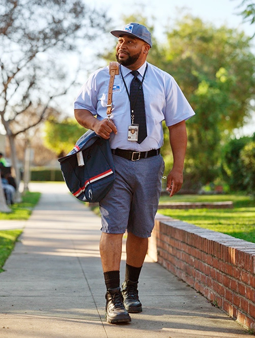 Moda más allá de las cajas: estética de los uniformes de FedEx, UPS y USPS